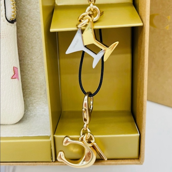 ❤️Gift For Her❤️Coach Boxed Corner Zip Wristlet - Picture 4 of 7